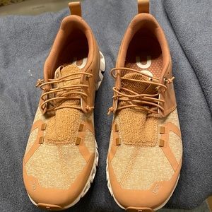 Size 8.5 pink on cloud running shoes